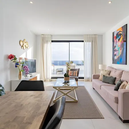 Luxury Penthouse With Ocean Views 아파트