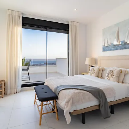 Luxury Penthouse With Ocean Views *